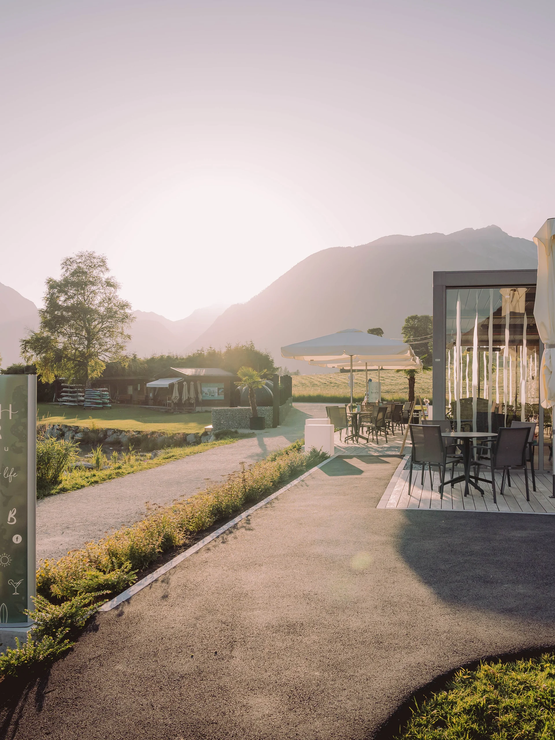 Wir lassen Bilder sprechen. Außenbereich einer Beach Bar mit Bergblick bei Sonnenuntergang
