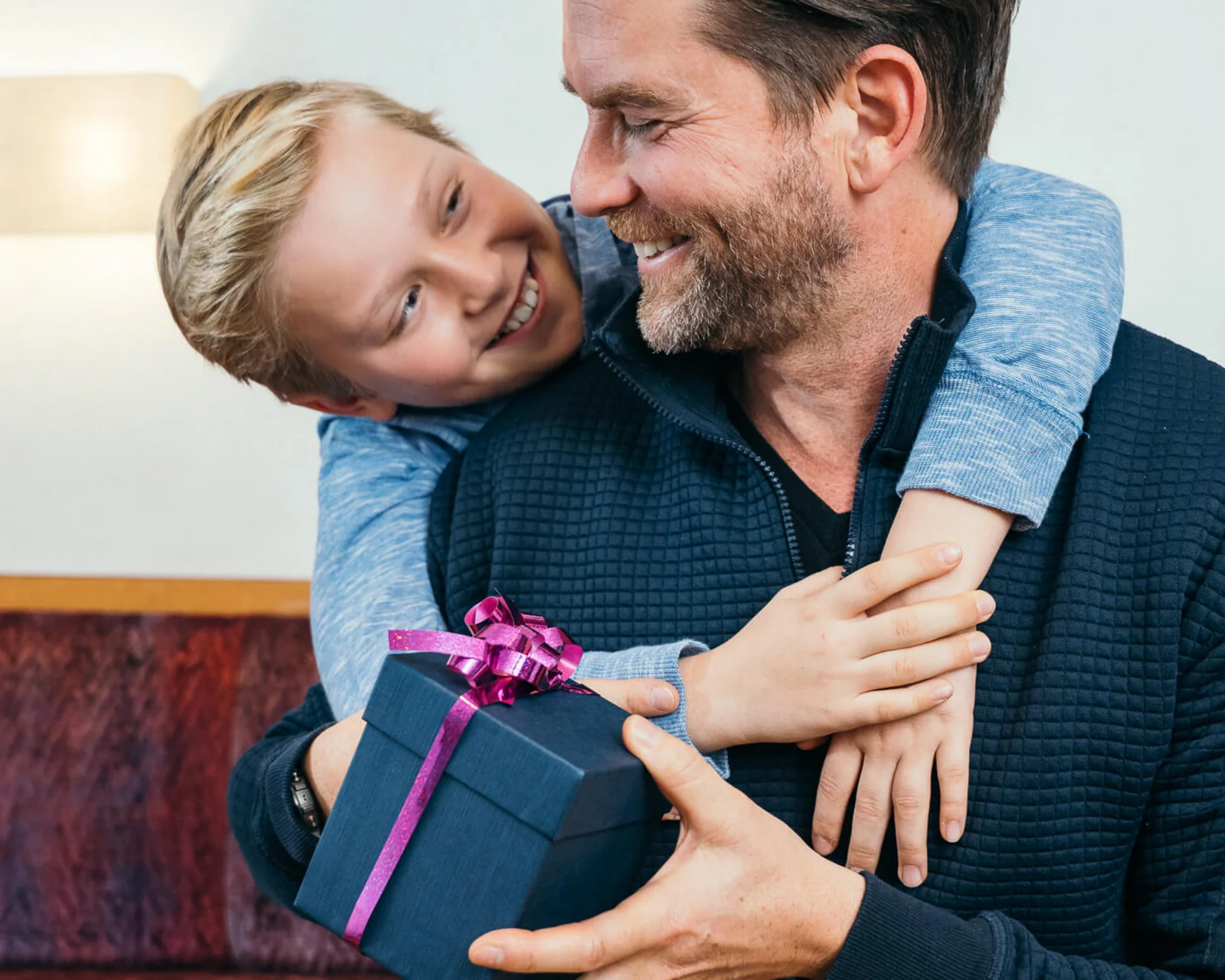 Die besten Angebote am Achensee für Sie Junge umarmt seinen Vater und gibt ihm ein Geschenk