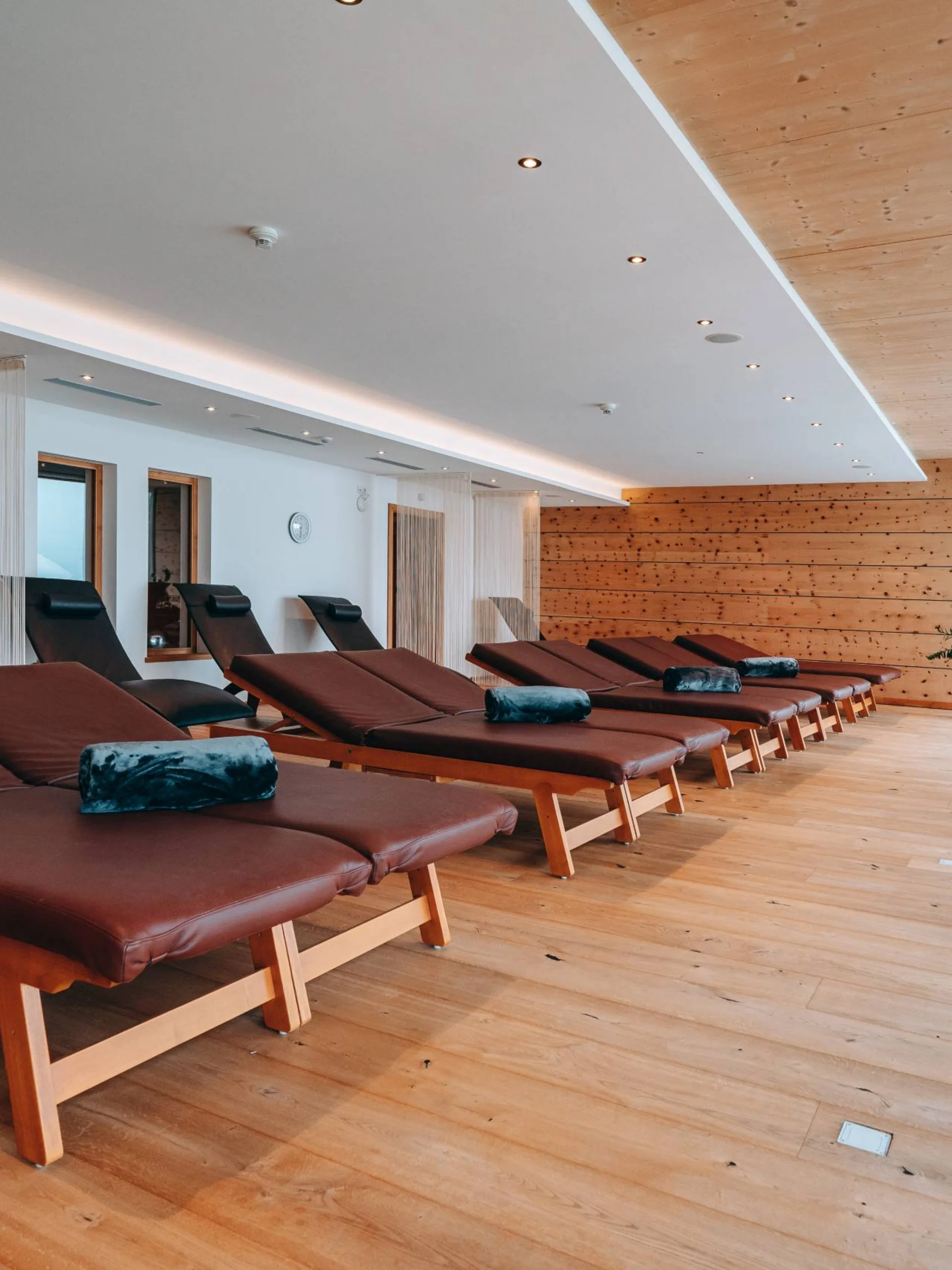 Wir lassen Bilder sprechen. Ruheraum mit Liegen und Holzwänden in einem modernen Spa