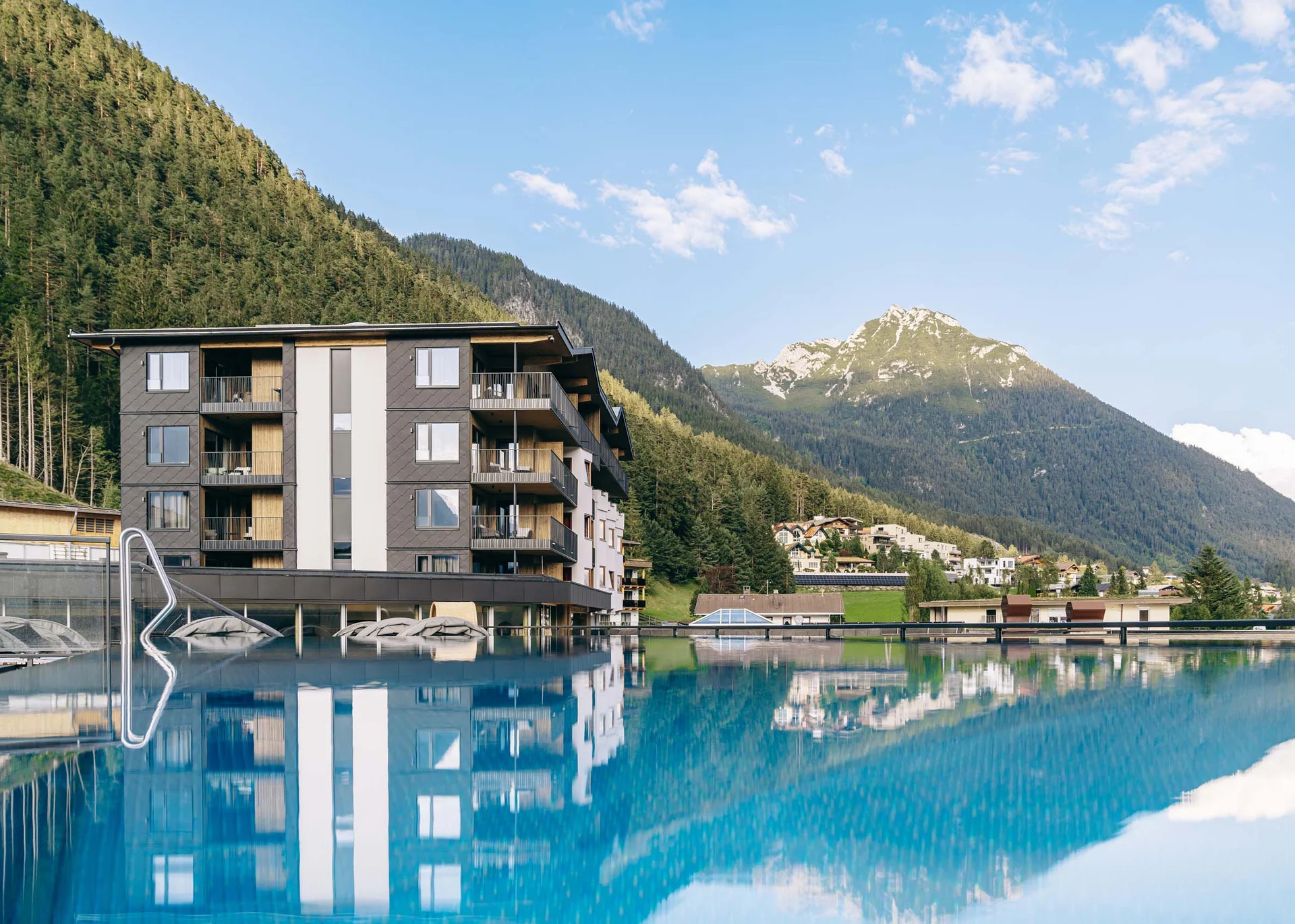 Ab ins Wellnesshotel in Tirol, in den Infinitypool! Hotel mit Außenpool und Bergblick an einem klaren Tag
