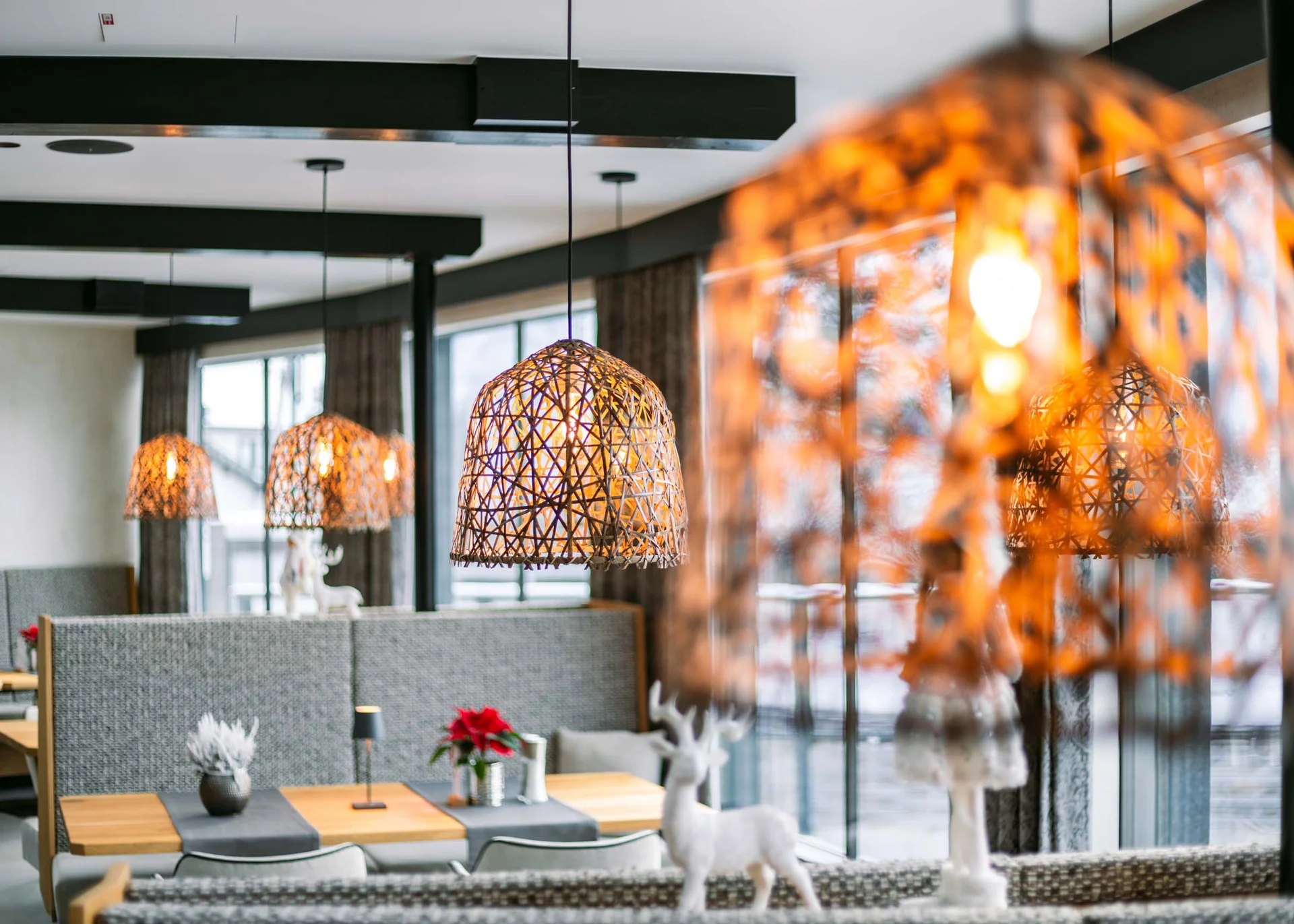 Urlaub im Familienresort in Österreich Gemütliches Restaurant mit warmen Lampen und winterlicher Dekoration