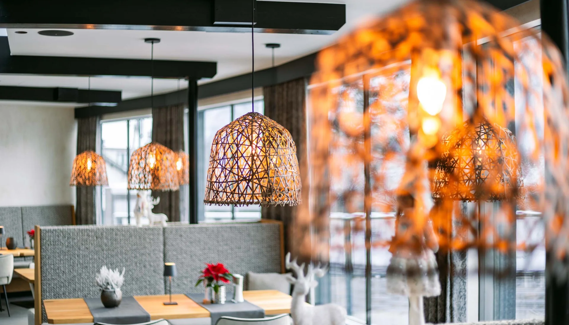 Urlaub im Familienresort in Österreich Gemütliches Restaurant mit warmen Lampen und winterlicher Dekoration