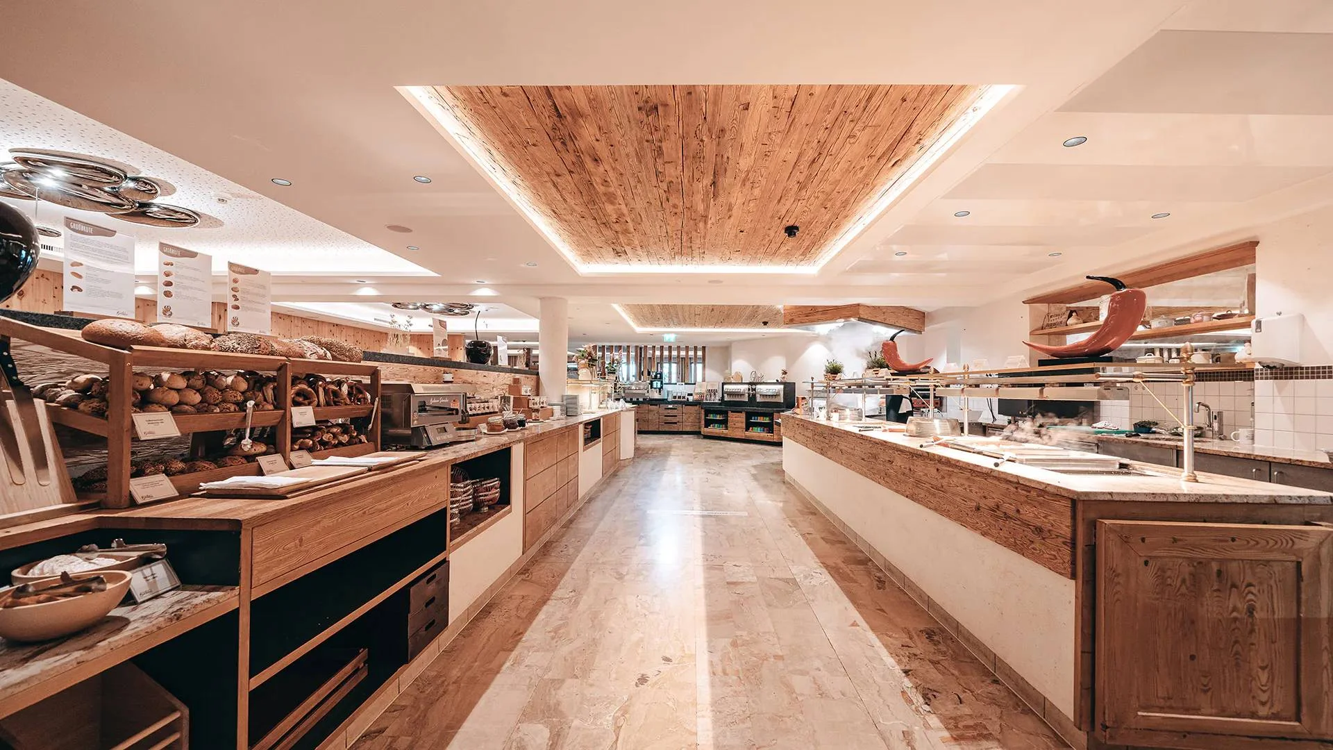 Familien Wellness Tage mit tollen Vorteilen Großzügiges Buffet mit Brotsortiment und heißen Speisen in modernem Restaurant