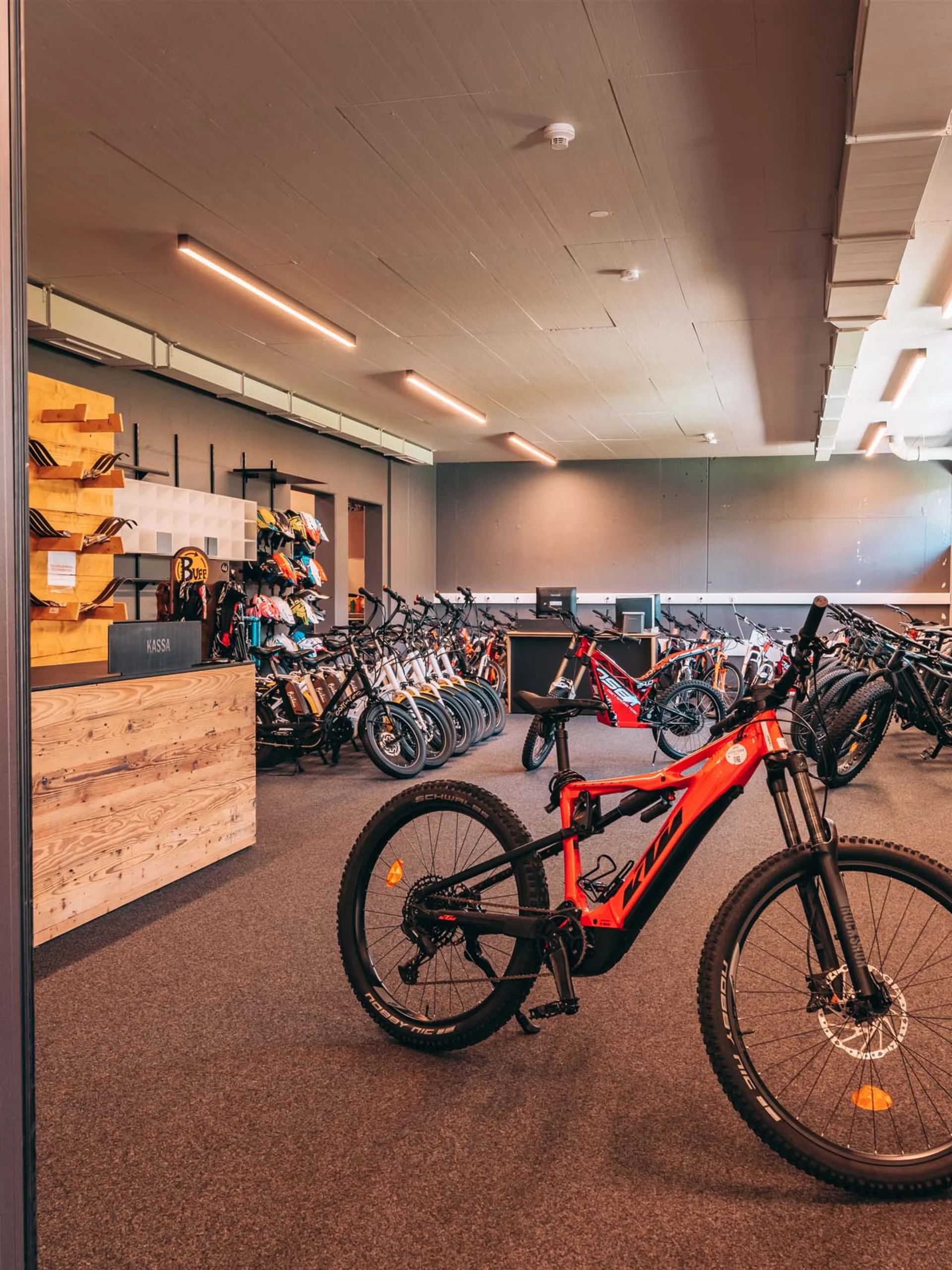 Wir lassen Bilder sprechen. Fahrradgeschäft mit E-Bikes und Zubehör in einer modernen Holzladenfläche