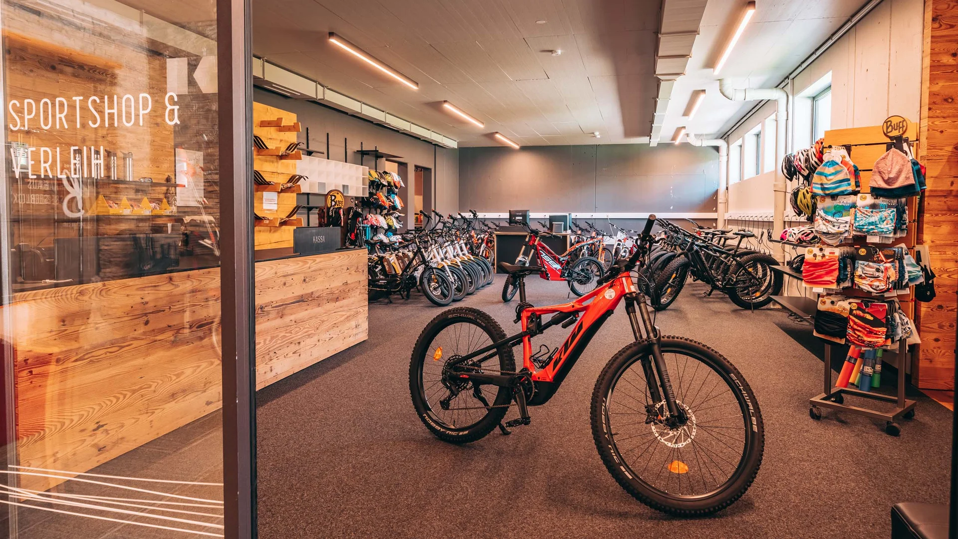 Vom Wanderhotel in Tirol direkt in die Natur Fahrradgeschäft mit E-Bikes und Zubehör in einer modernen Holzladenfläche