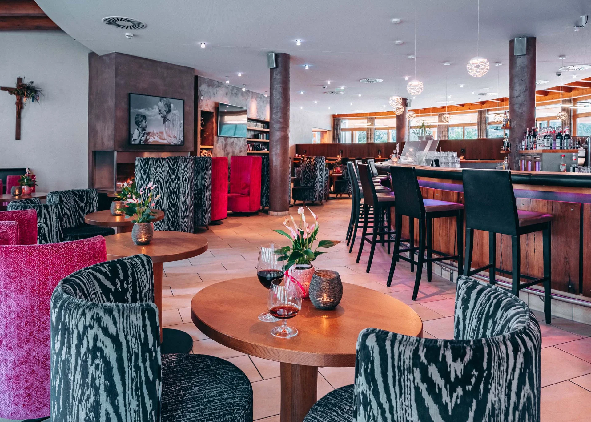 Erholungsurlaub für Eltern Modernes Restaurant mit bunter Bestuhlung und Barbereich