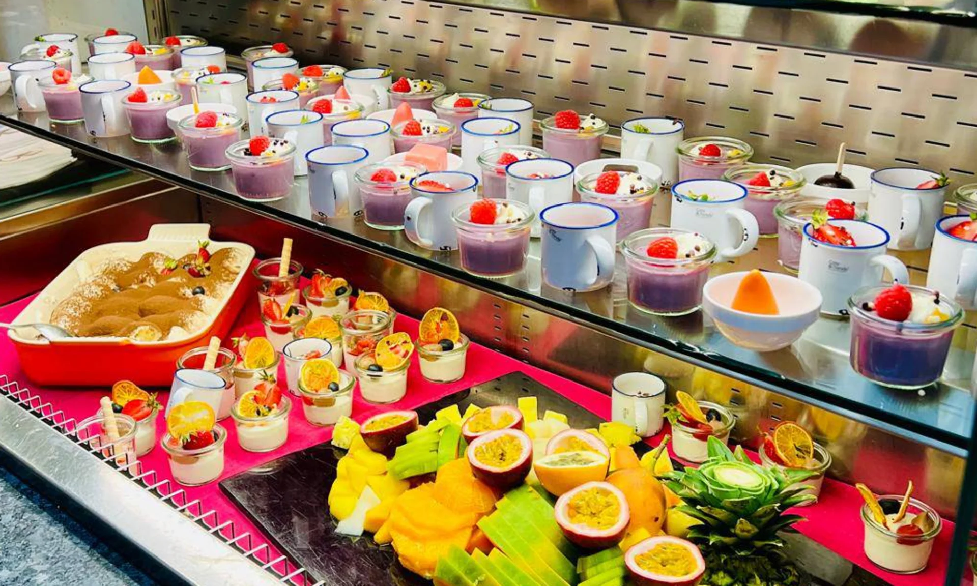 Willkommen im Familienhotel Buchau am Achensee Buffet mit vielfältigen Desserts und frischem Obst in Gläsern und Tassen