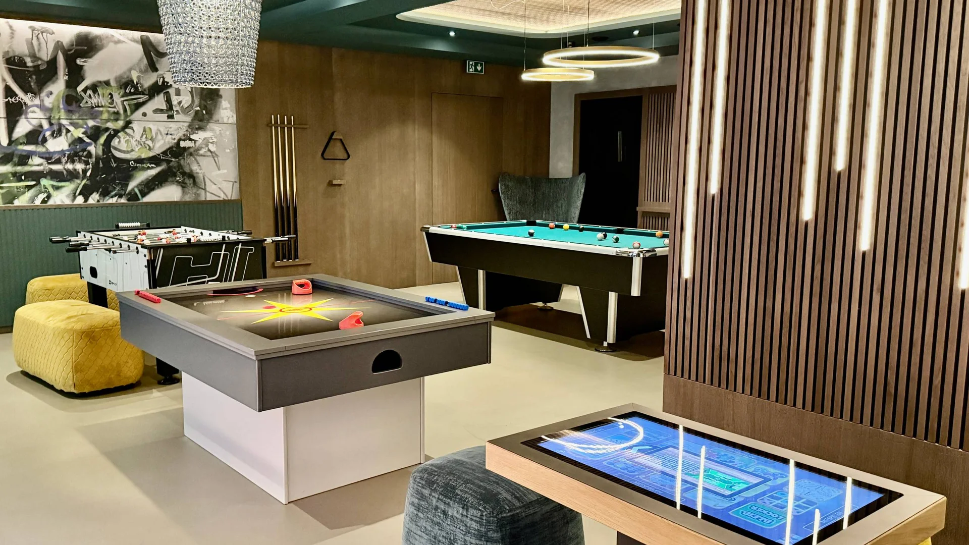 Urlaub im Hotel mit Indoorspielplatz Moderner Spieleraum mit Airhockey-, Kicker- und Billardtisch sowie digitalem Spieltisch