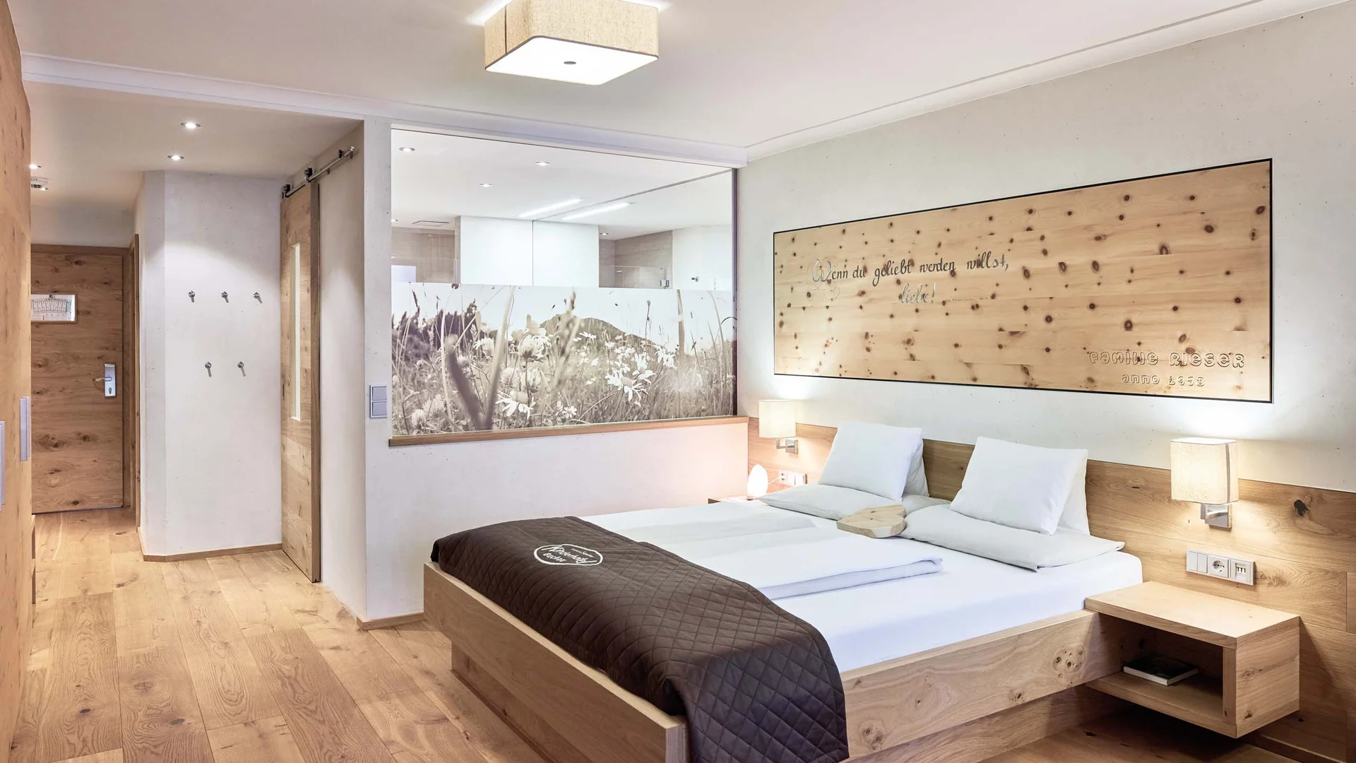 Zimmer und Angebote am Achensee Modernes Hotelzimmer mit Doppelbett und Holzboden