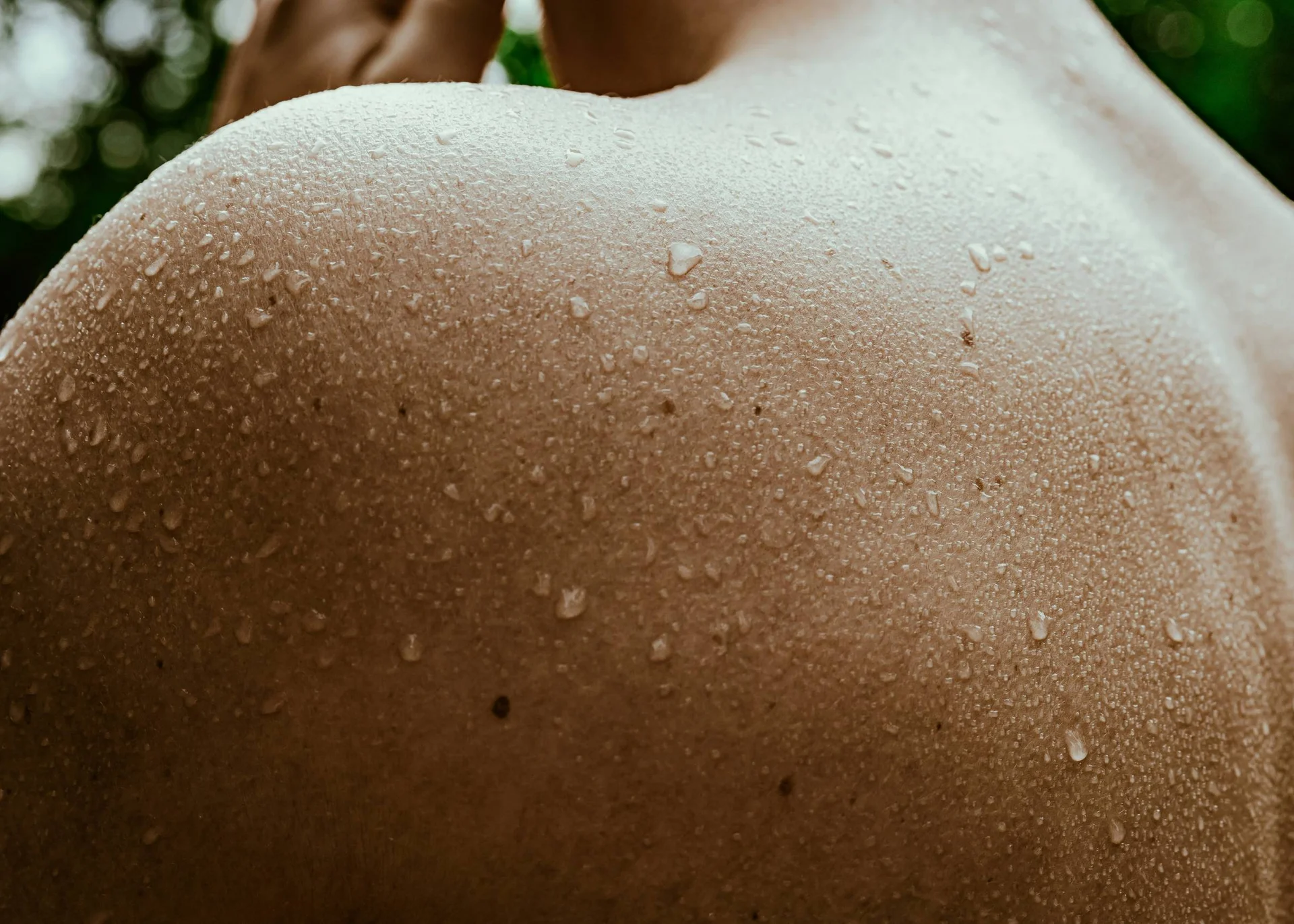 Entspannung im Hotel mit Sauna in Österreich Nahaufnahme von nasser Haut mit Wassertropfen