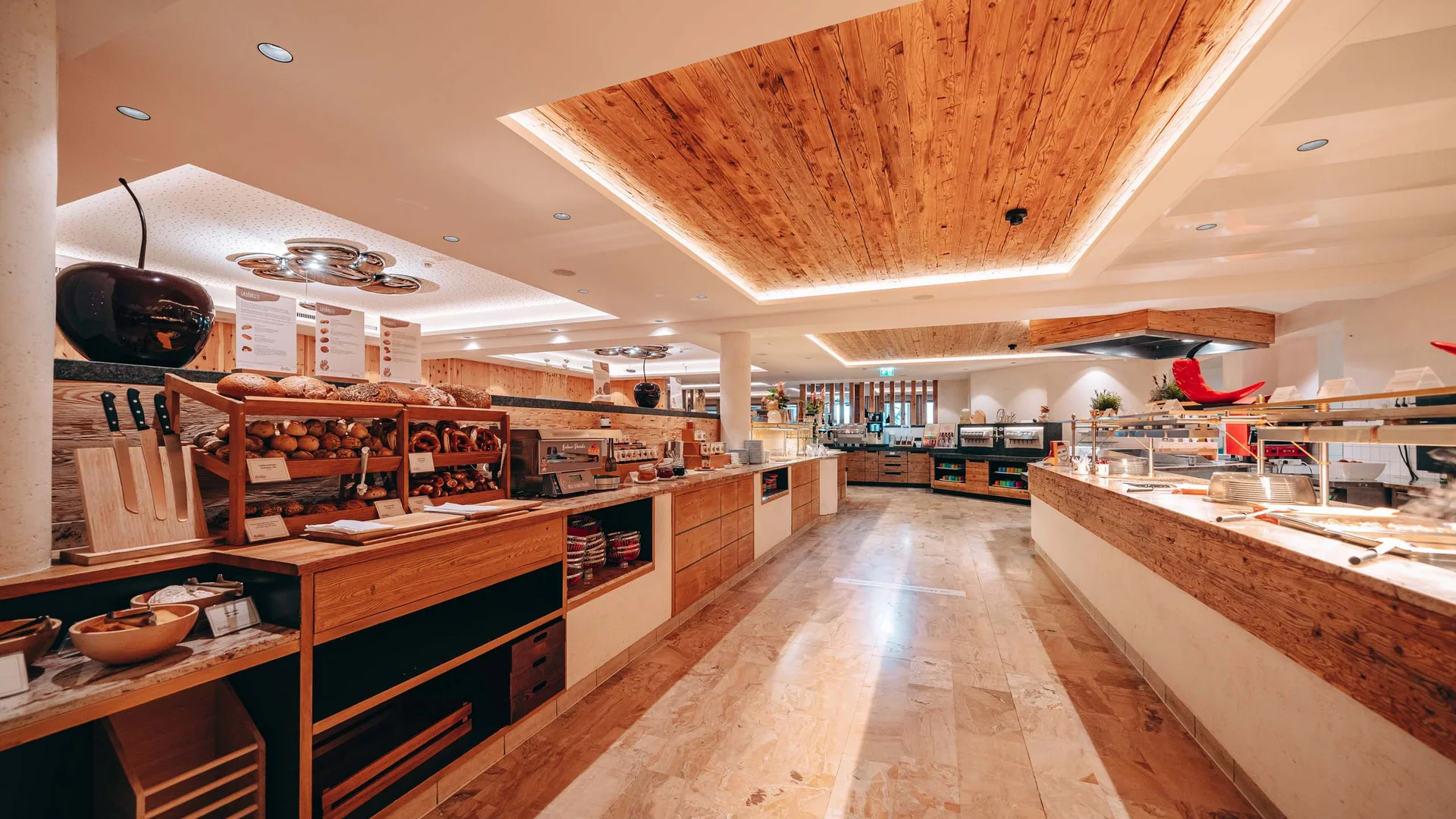Ihr Familienhotel in Österreich mit All-inclusive-Angebot Großzügiger Frühstücksbereich mit Holztheken und vielfältigem Brötchensortiment