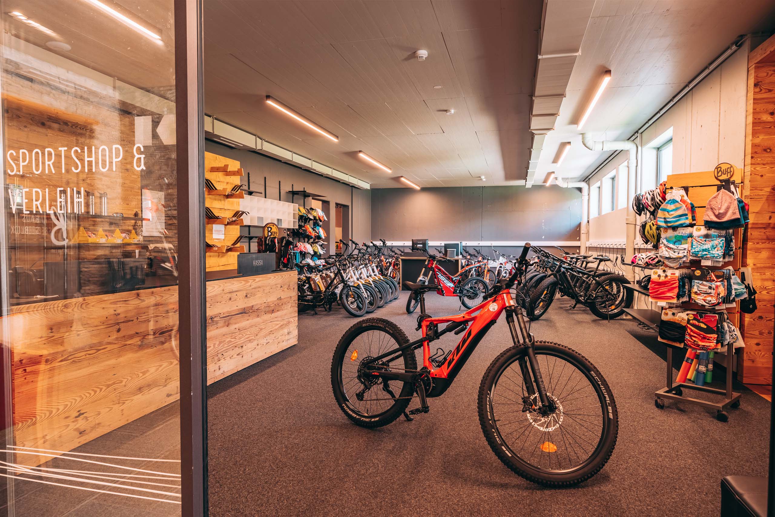 Vom Wanderhotel in Tirol direkt in die Natur Fahrradgeschäft mit E-Bikes und Zubehör in einer modernen Holzladenfläche