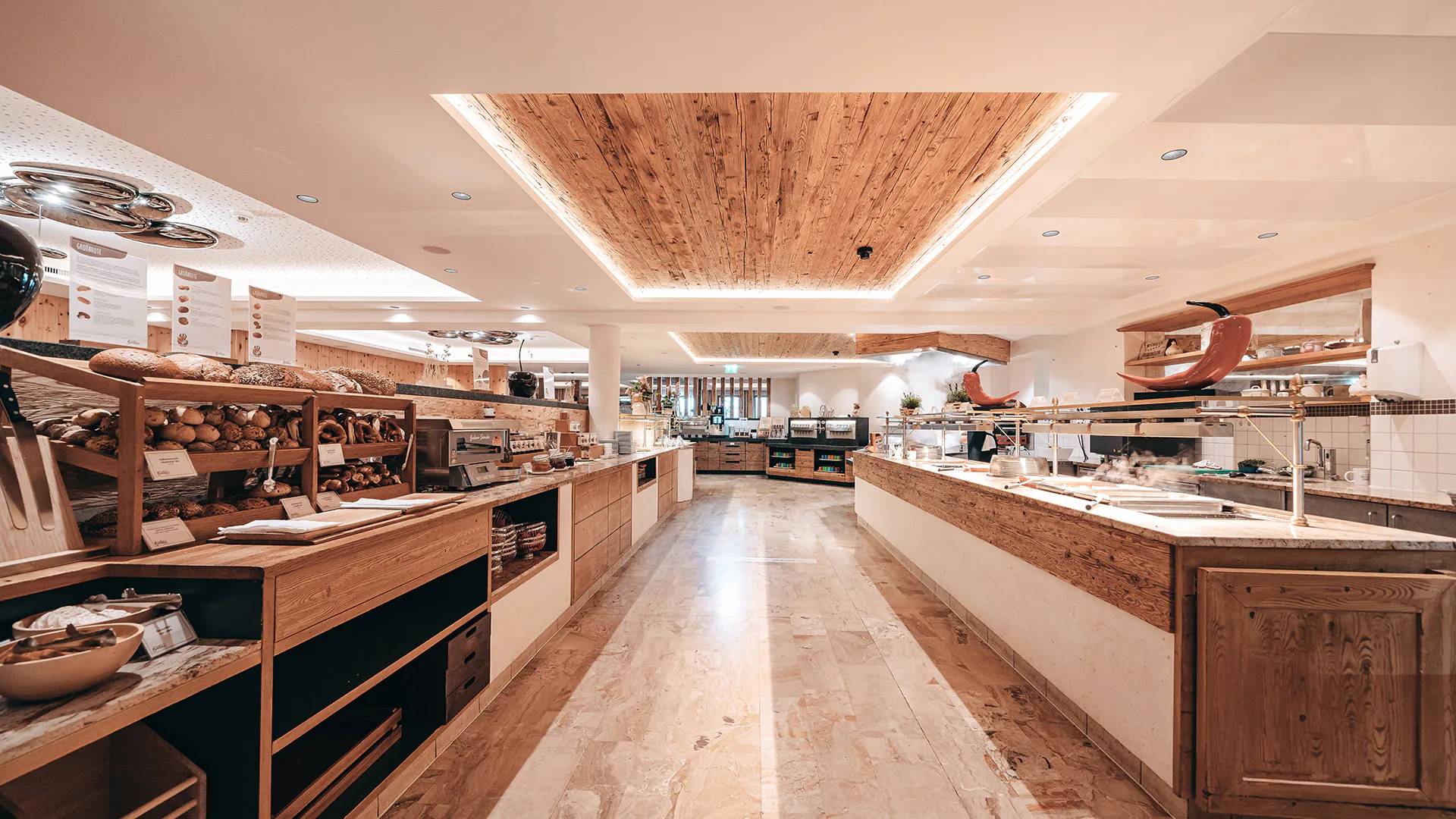 Wir lassen Bilder sprechen. Großzügiges Buffet mit Brotsortiment und heißen Speisen in modernem Restaurant