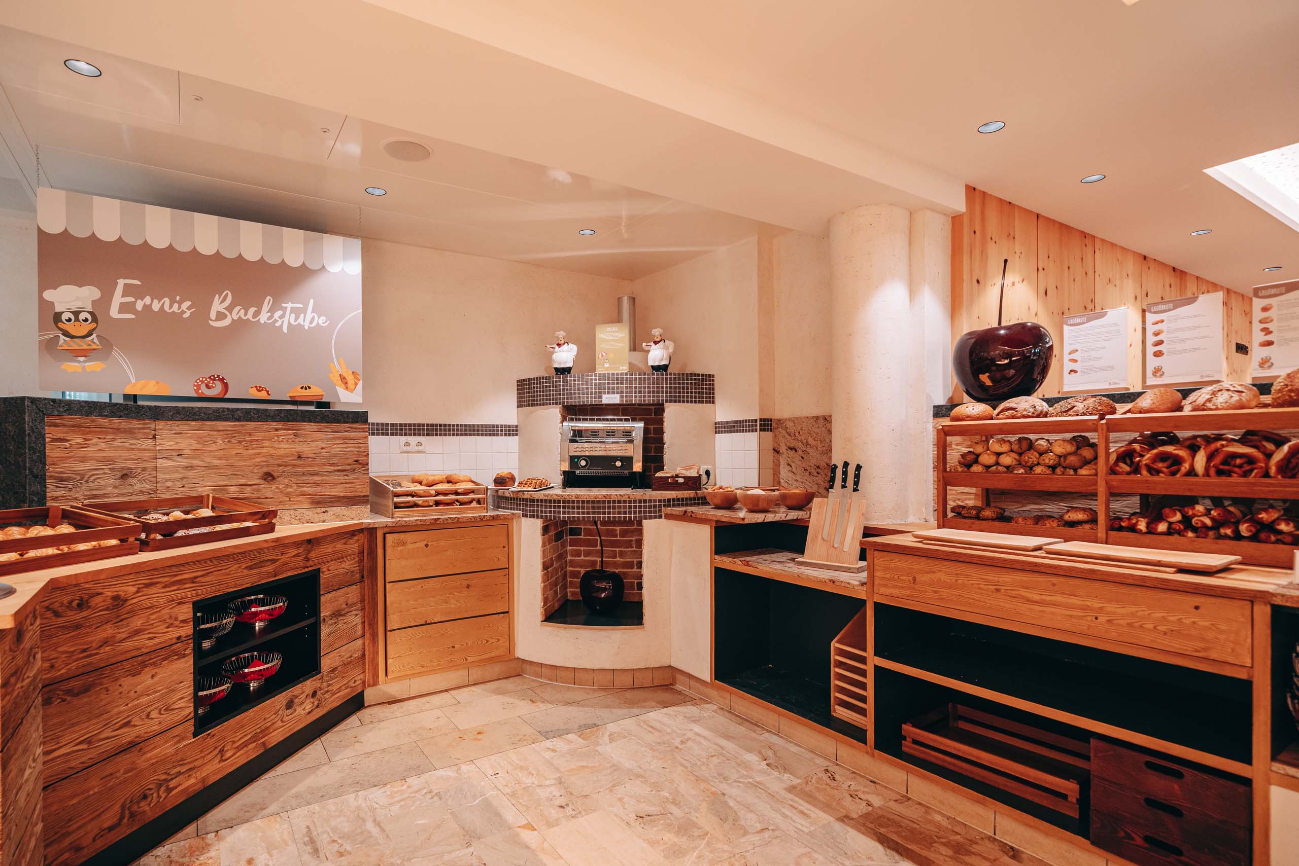 Wir lassen Bilder sprechen. Innenansicht einer Bäckerei mit frischen Backwaren und Holztheken