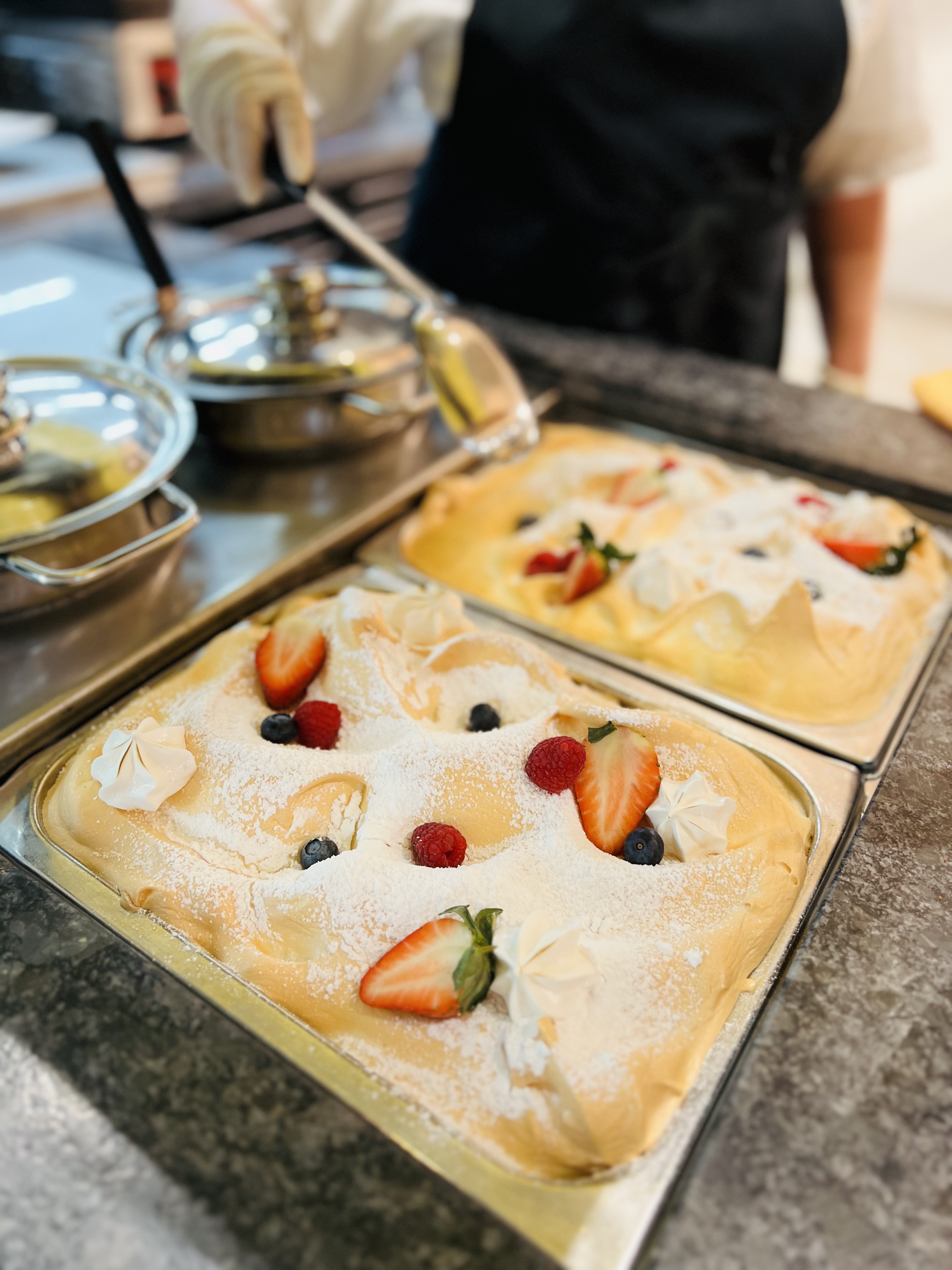 Wir lassen Bilder sprechen. Fruchtiges Dessert mit Puderzucker, Erdbeeren, Himbeeren und Blaubeeren