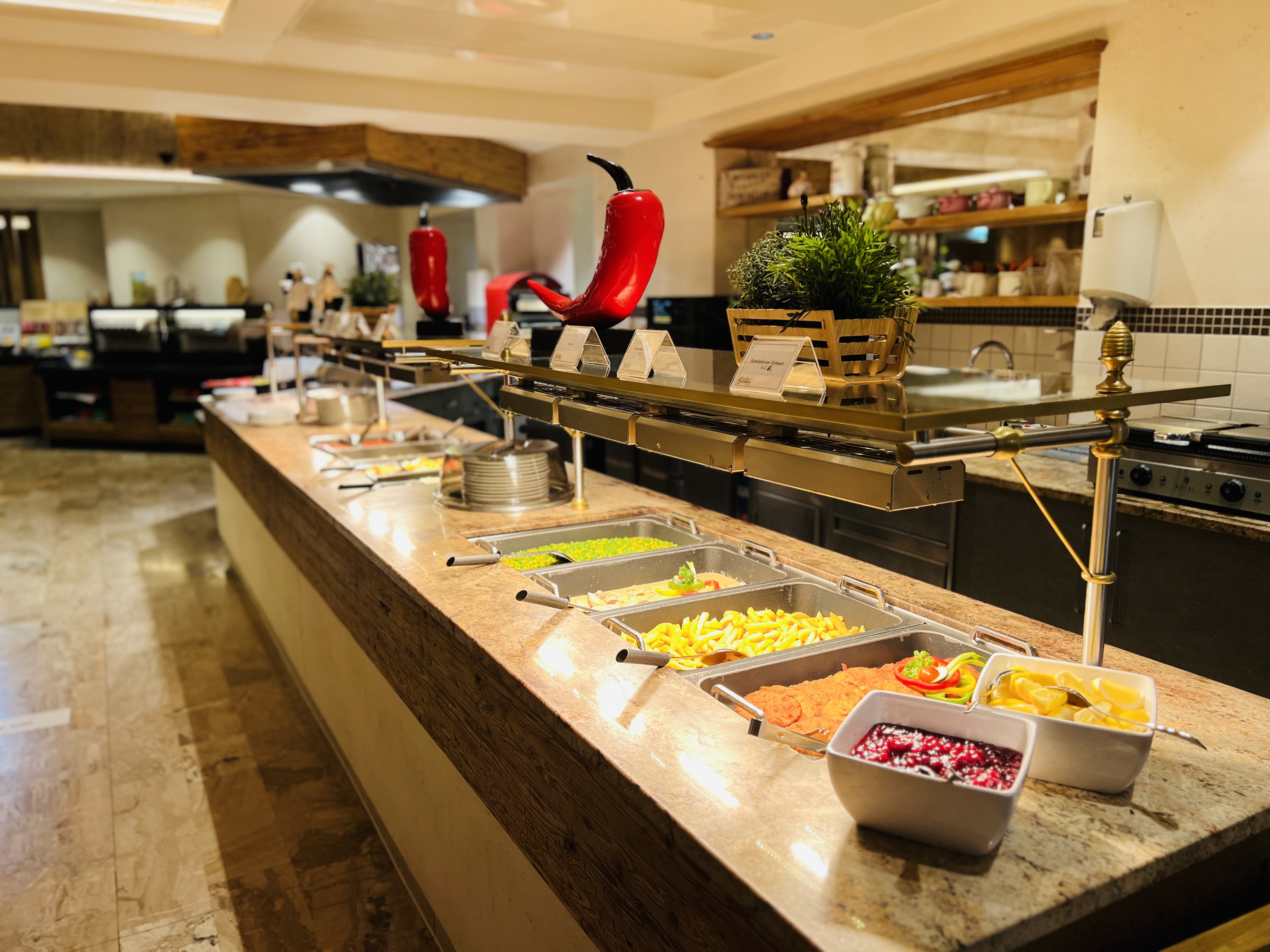 Wir lassen Bilder sprechen. Buffet mit verschiedenen Speisen und roten Chili-Dekorationen in einem Restaurant