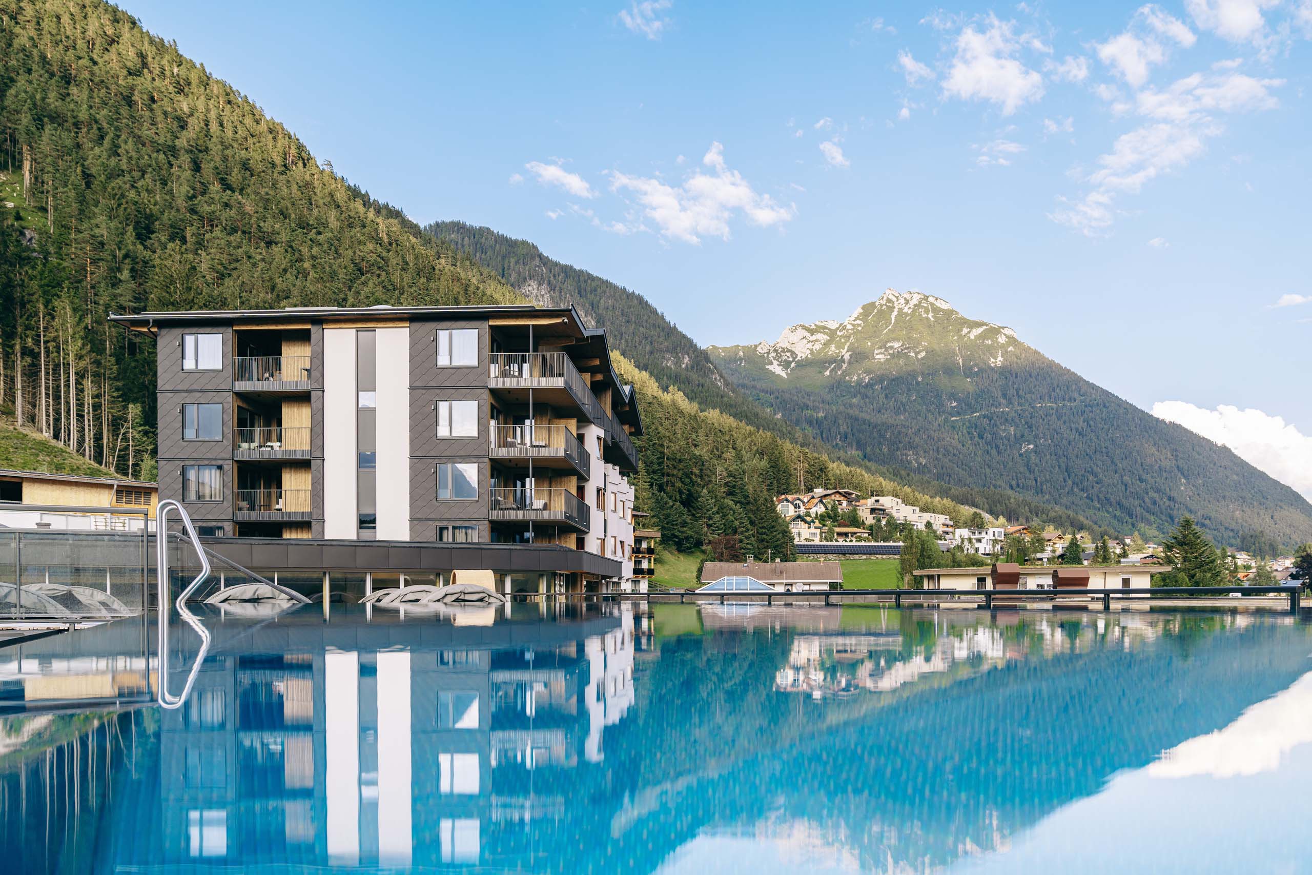 Wir lassen Bilder sprechen. Hotel mit Außenpool und Bergblick an einem klaren Tag