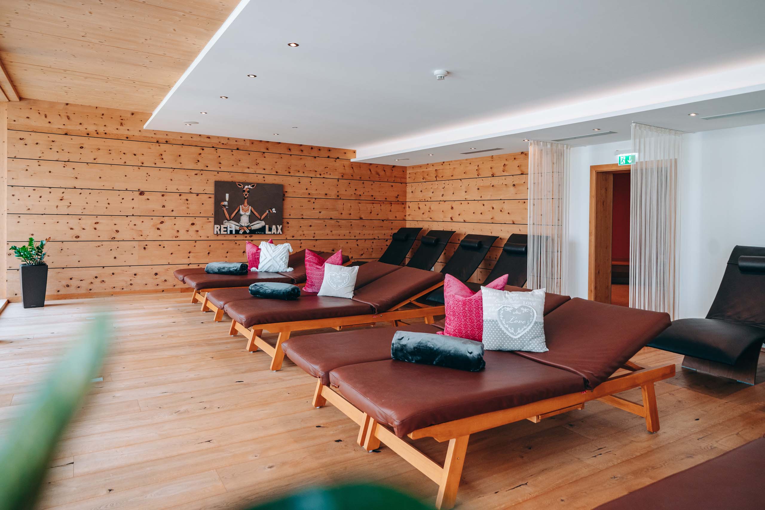 Wir lassen Bilder sprechen. Ruheraum mit Liegen, Holzboden und Holzwänden in einer entspannten Atmosphäre