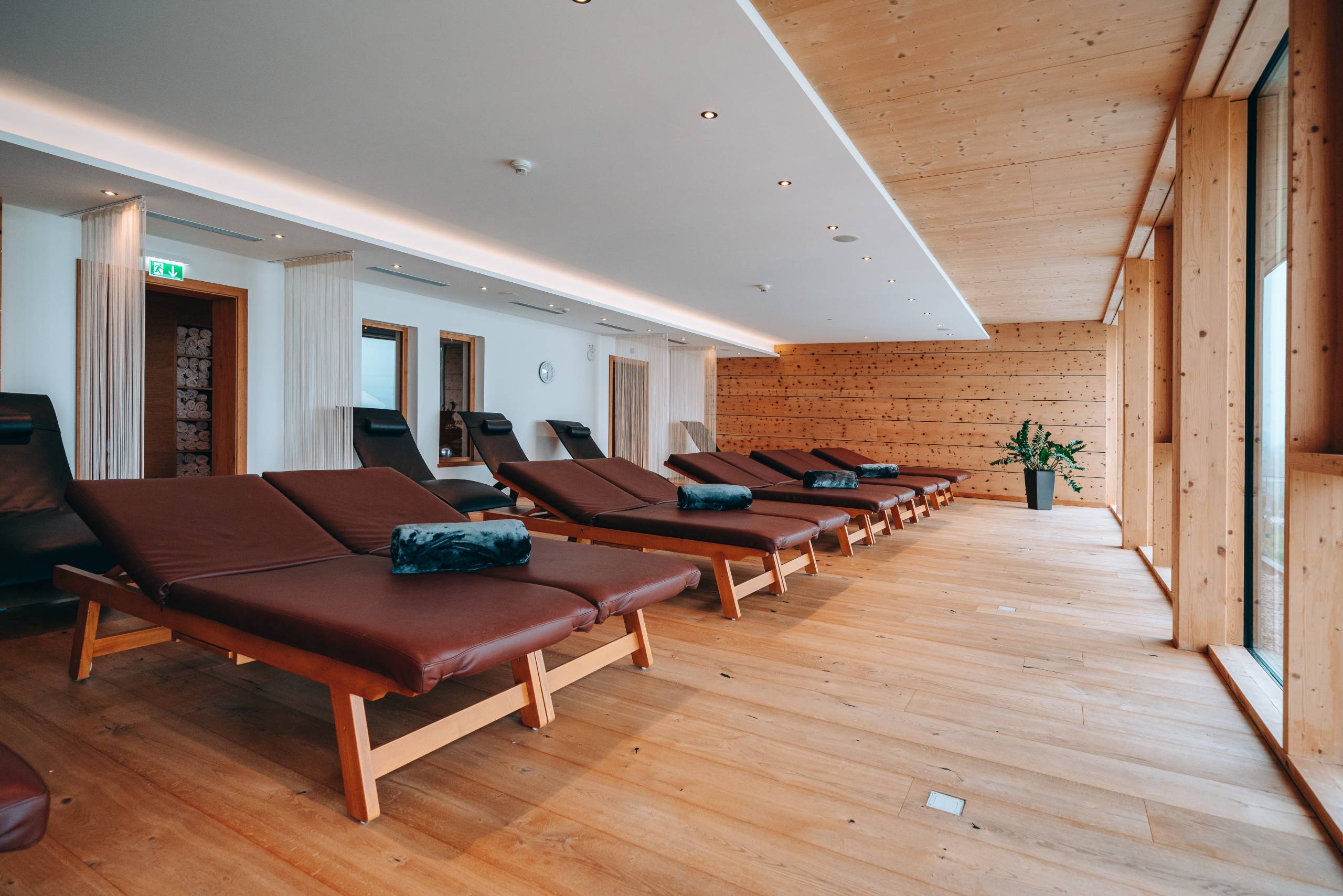 Wir lassen Bilder sprechen. Ruheraum mit Liegen und Holzwänden in einem modernen Spa