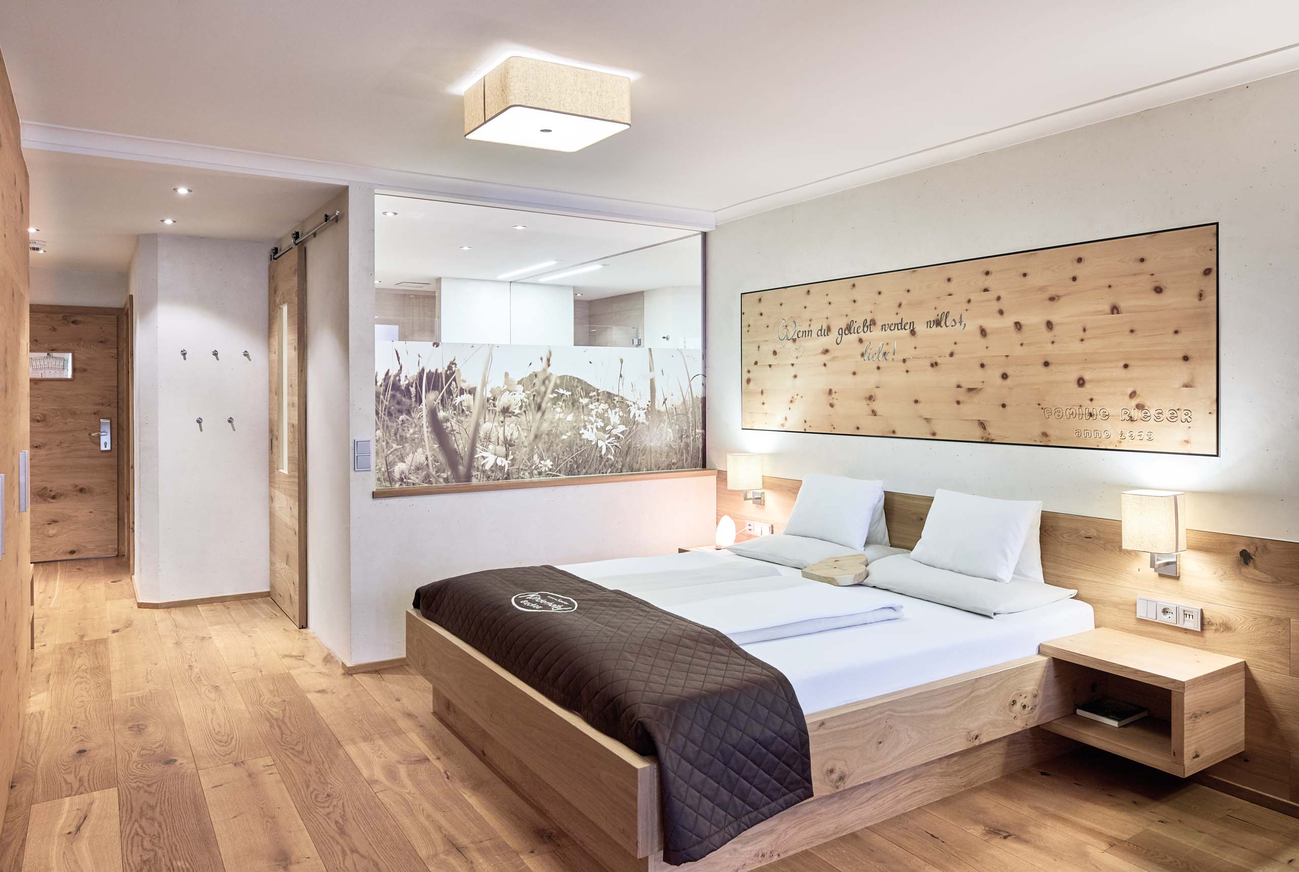 Wir lassen Bilder sprechen. Modernes Hotelzimmer mit Doppelbett und Holzboden