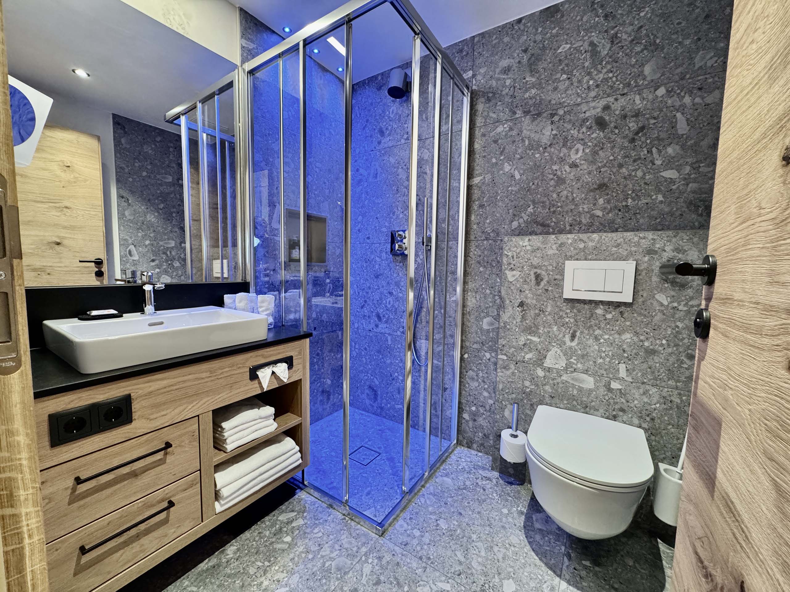 Wir lassen Bilder sprechen. Moderner Badezimmerschrank mit Waschbecken, beleuchtete Dusche und Wand-WC