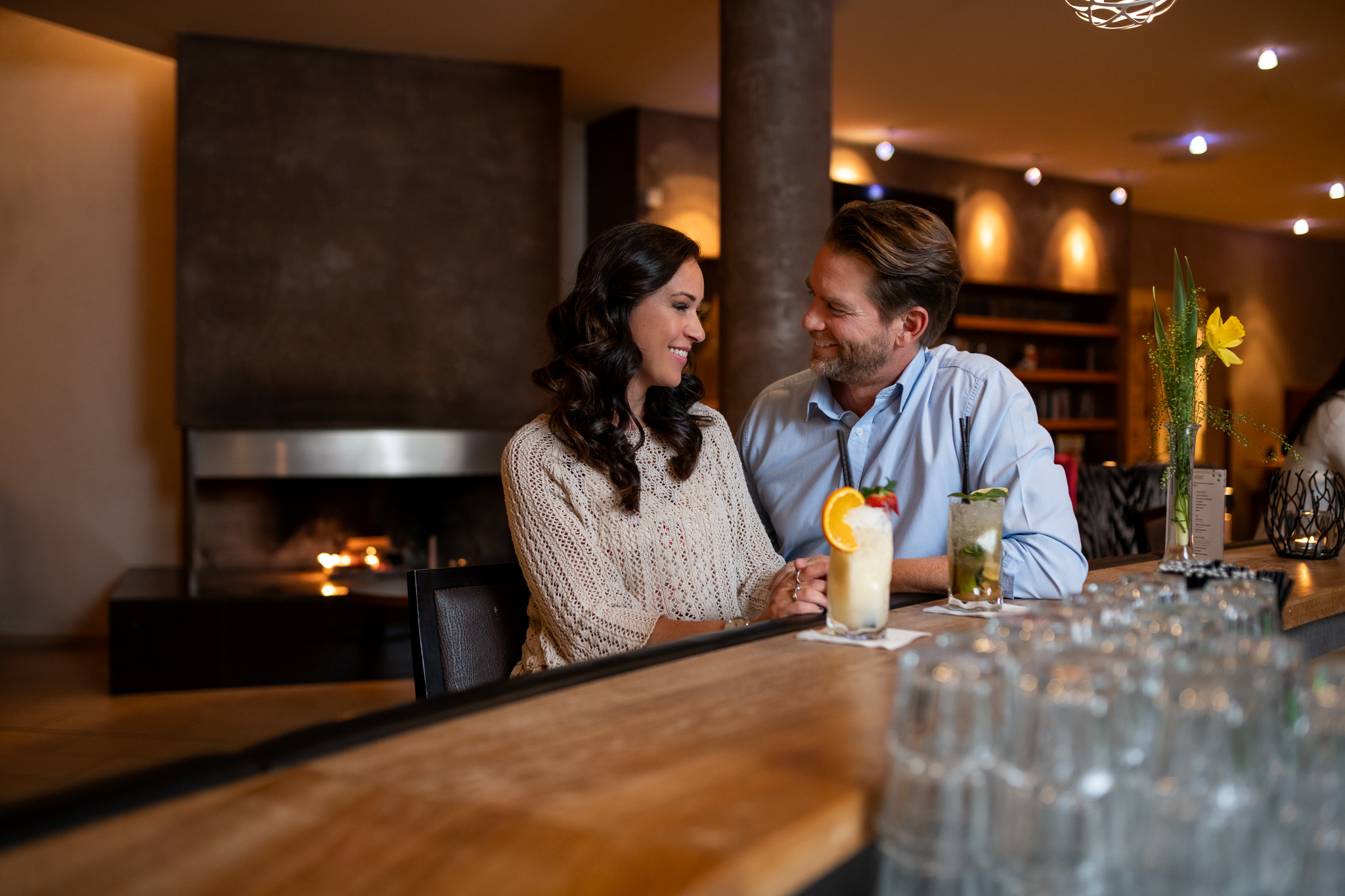 Wir lassen Bilder sprechen. Paar sitzt an der Bar und unterhält sich in gemütlicher Atmosphäre