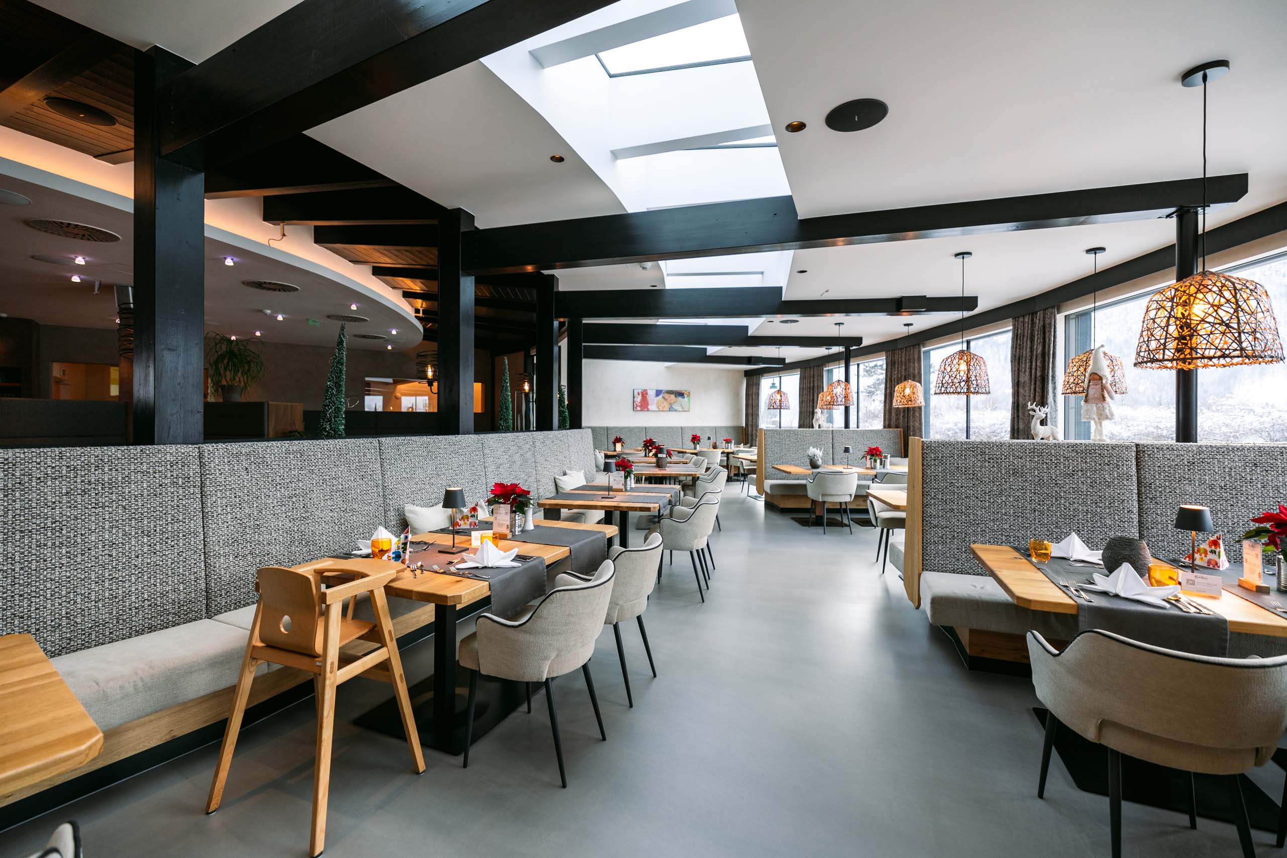 Wir lassen Bilder sprechen. Helles, modernes Restaurant mit gedeckten Tischen und hohen Fenstern